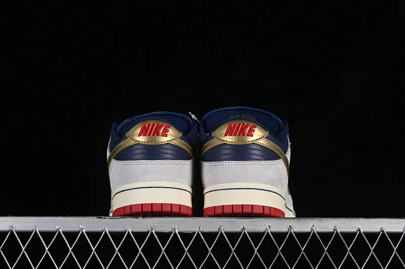 All Categories Nk SB Dunk Series Nk SB Dunk Low Low-top sneakers Foreign trade version Nk Dunk Low Rro "Old Spice" White, blue and gold SB low-top sports and leisure sneakers 304292-272